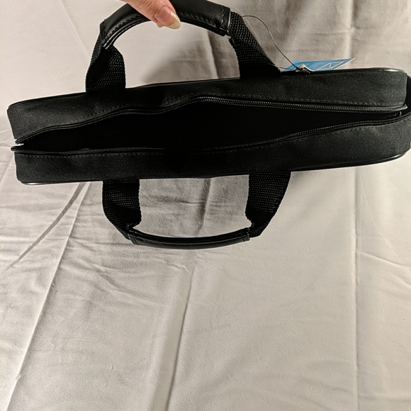 HP Essential Messenger 15.6" Notebook Laptop Case Bag (fits up to 15.6") - Picture 6 of 10